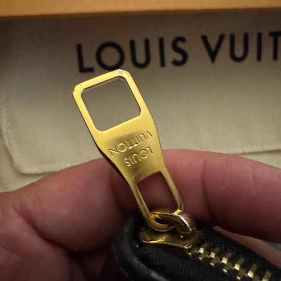 Louis Vuitton Black Zippy Wallet - Picture 5 of 12